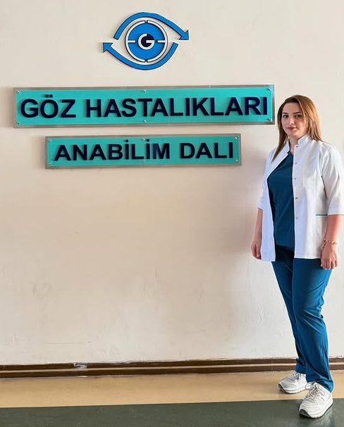 Saraxanım Kərimova Ege Universitetinin Göz xəstəlikləri bölməsinin qarşısında